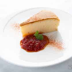 トマトジャム添えのベイクドチーズケーキ¥680/画像提供:野菜がおいしいダイニング LONGING HOUSE