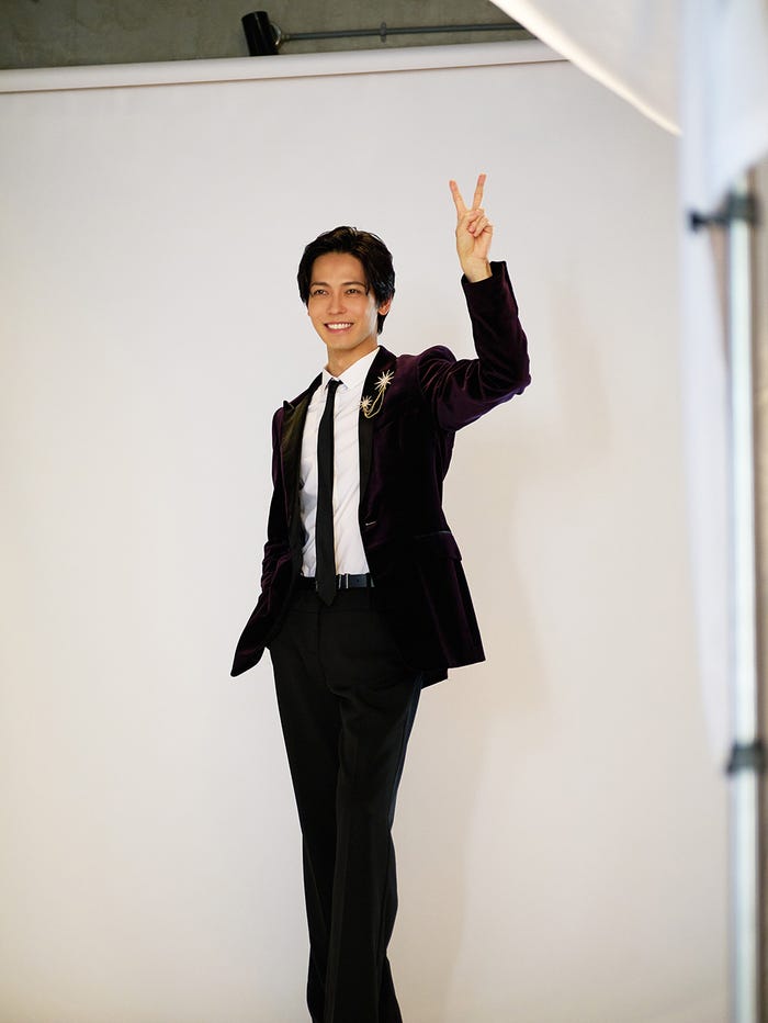 爽やかなピースをする猪塚健太/モデルプレス独占カット(提供写真)