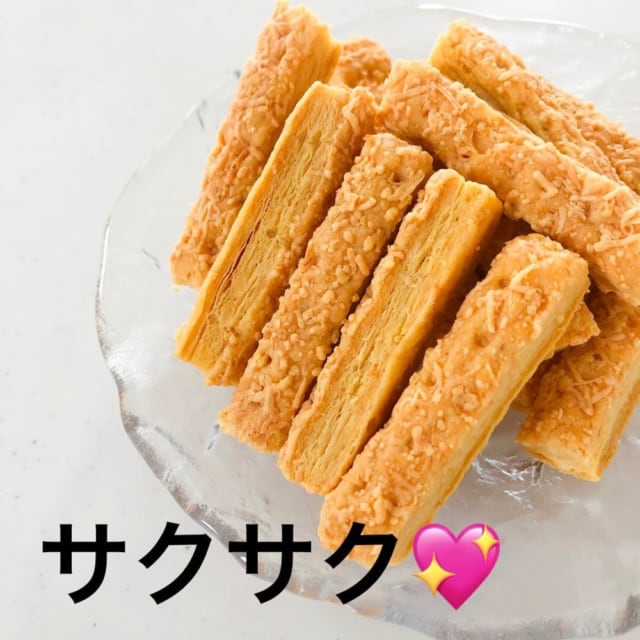 皿に盛ったゴーダチーズスティック