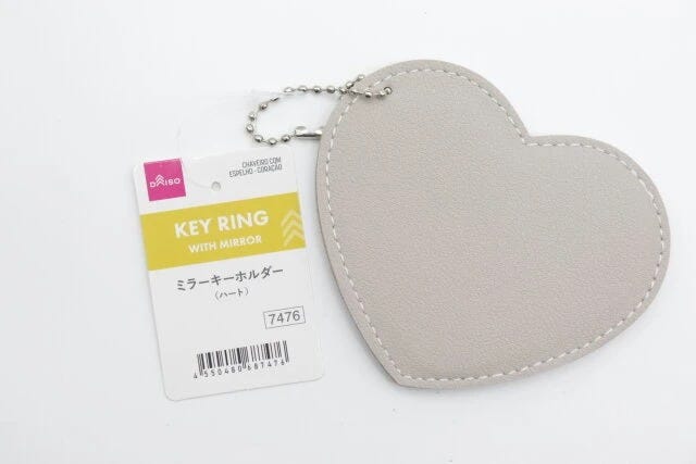 ダイソーのミラーキーホルダー（ハート）のパッケージ
