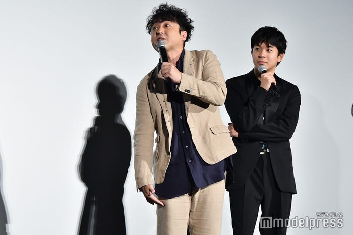 長澤まさみのTシャツの丈を力説するムロツヨシ、見守る太賀 (C)モデルプレス