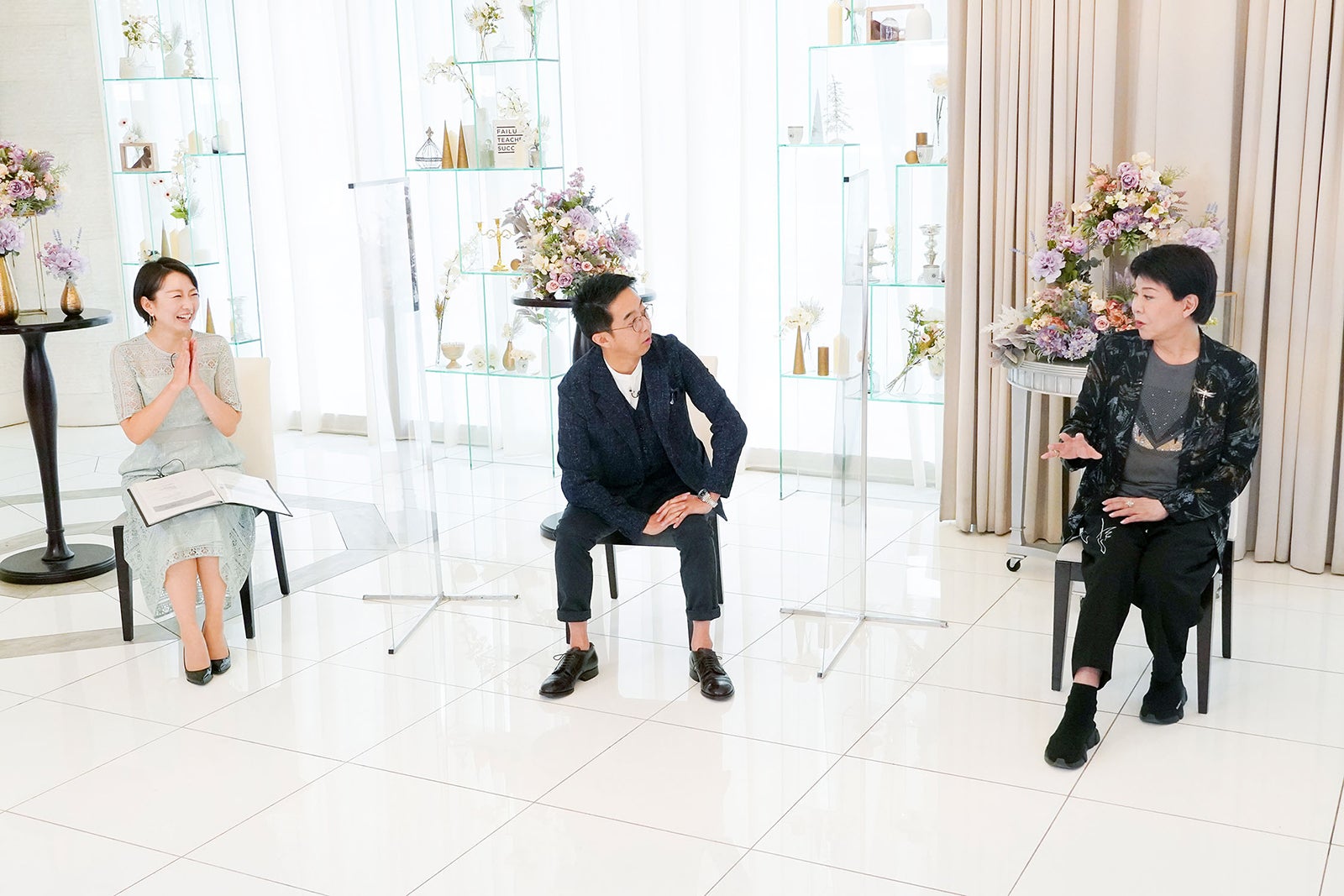 （左から）狩野恵里アナウンサー、矢作兼、美川憲一 （C）テレビ東京