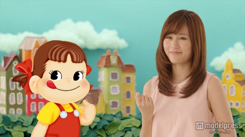 新CM「とろける」編に出演する前田敦子（右）