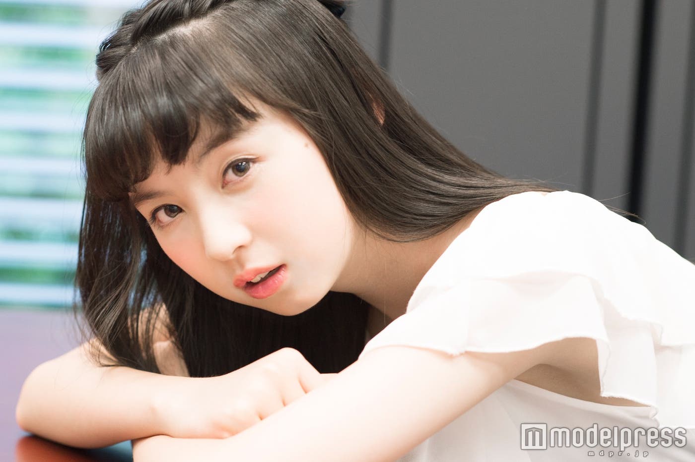 宿題に追われる中学生の素顔も(C)モデルプレス