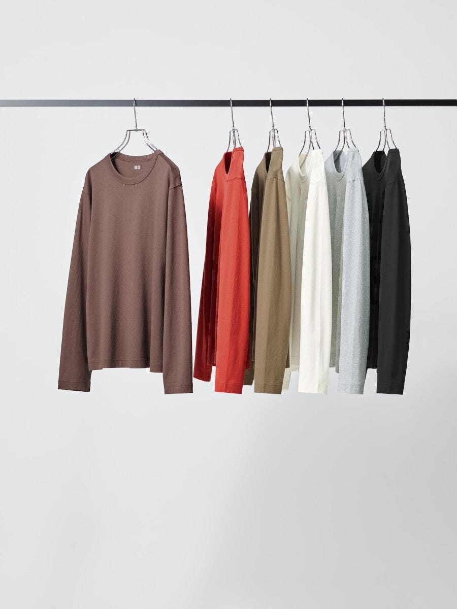 ブラウンやレッド、ブラックなどの長袖Tシャツがハンガーに並んでいる状態 ブラウンやレッド、ブラックなどの長袖Tシャツがハンガーに並んでいる状態