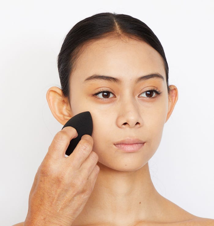 顔の中心から少しずつ外側に広げていく。目元、生え際、口周りはあまったファンデーションを伸ばす感じで。仕上げは水をしぼったスポンジで軽くなじませていく。
