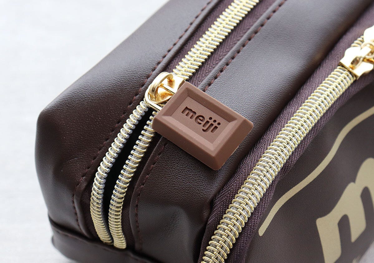 ポーチのファスナーに付いたチョコレート型引き手 ポーチのファスナーに付いたチョコレート型引き手