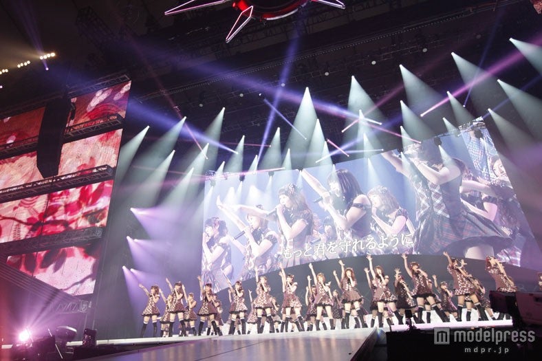 「10年桜」を歌唱するメンバーたち（C）AKS