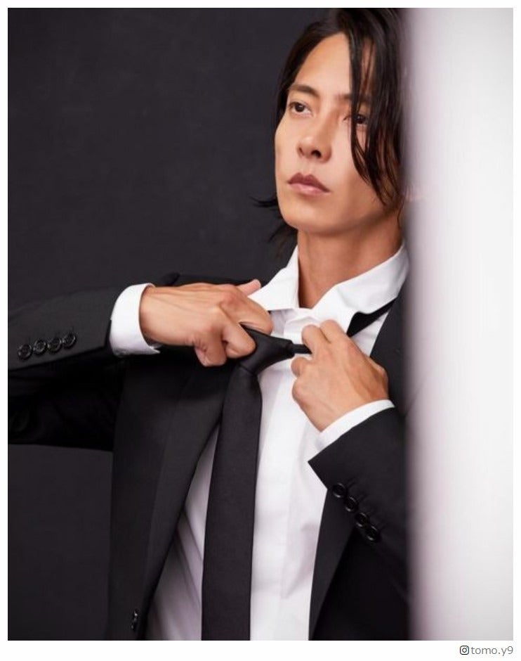 山下智久、SEXYなネクタイほどきショット公開「眼福」「かっこよすぎる」ファン悶絶