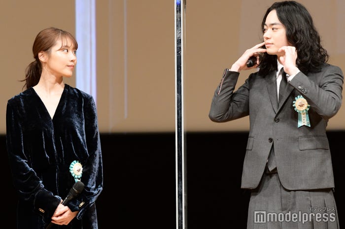 目を合わせ…/有村架純、菅田将暉 (C)モデルプレス