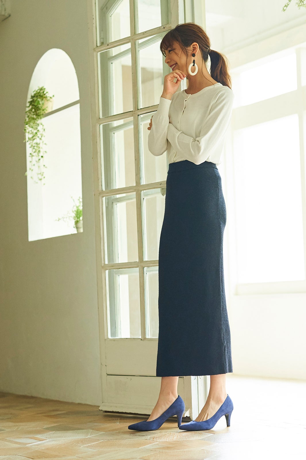 「ポインテッドトゥパンプス」ブルーS　9,180円（税込）