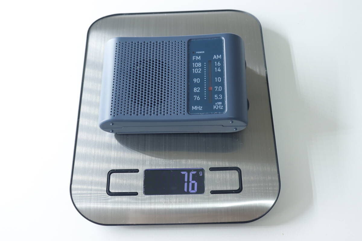 デジタルスケールで測ったラジオの重さ76g