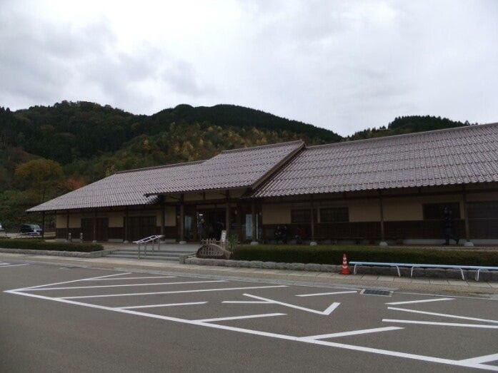 石見銀山世界遺産センター。見学に訪れた人たちの拠点として石見銀山に関する様々な情報を入手することができます（2012年11月撮影）