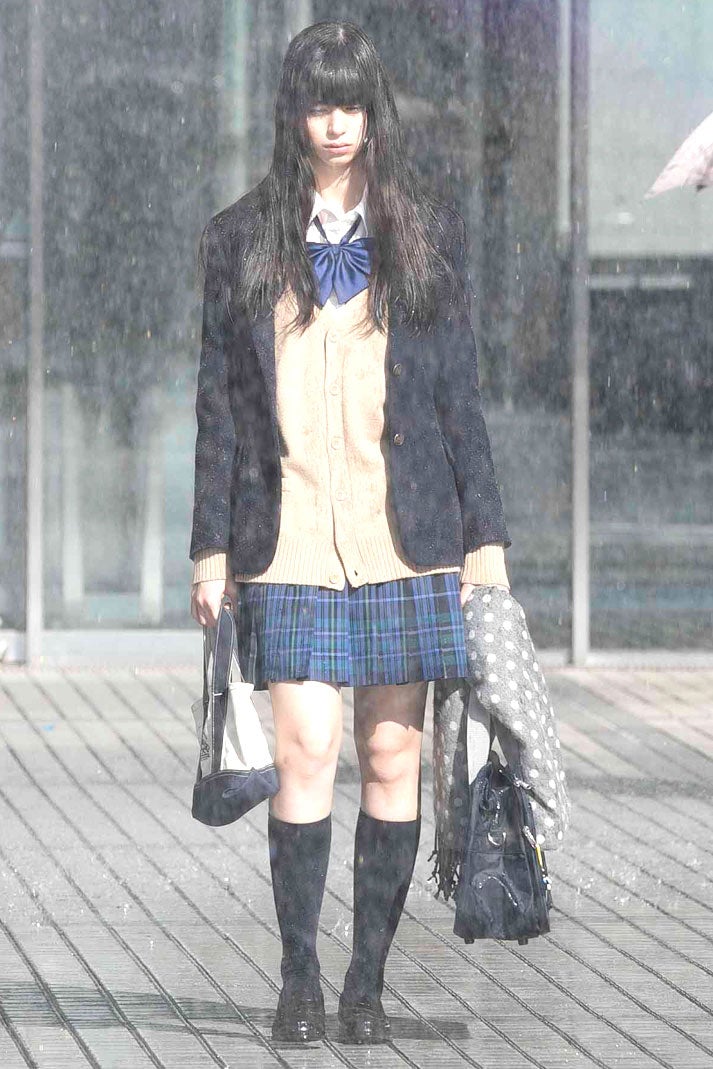 中条あやみ、ずぶ濡れで泣き崩れる　迫真演技にも注目＜覆面系ノイズ＞