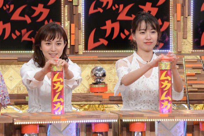 比嘉愛未、戸田恵梨香 (C)フジテレビ