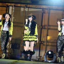 左から：秋元才加、松井珠理奈、宮澤佐江／「AKB48 2013 真夏のドームツアー～まだまだ、やらなきゃいけないことがある～」ナゴヤドーム公演初日より（C）AKS