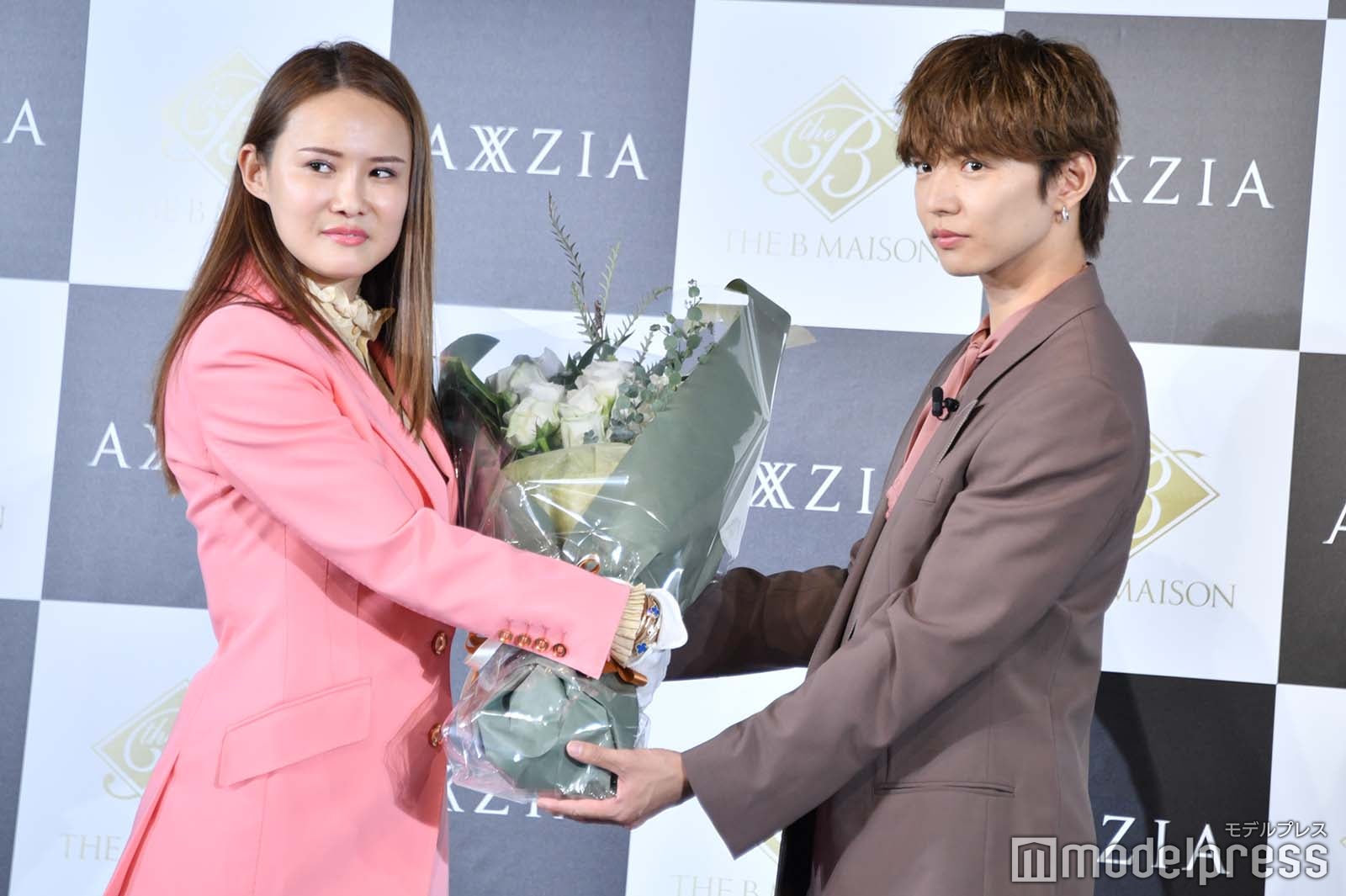 アンバサダー就任を祝福する花束を受け取る佐藤大樹 （C）モデルプレス