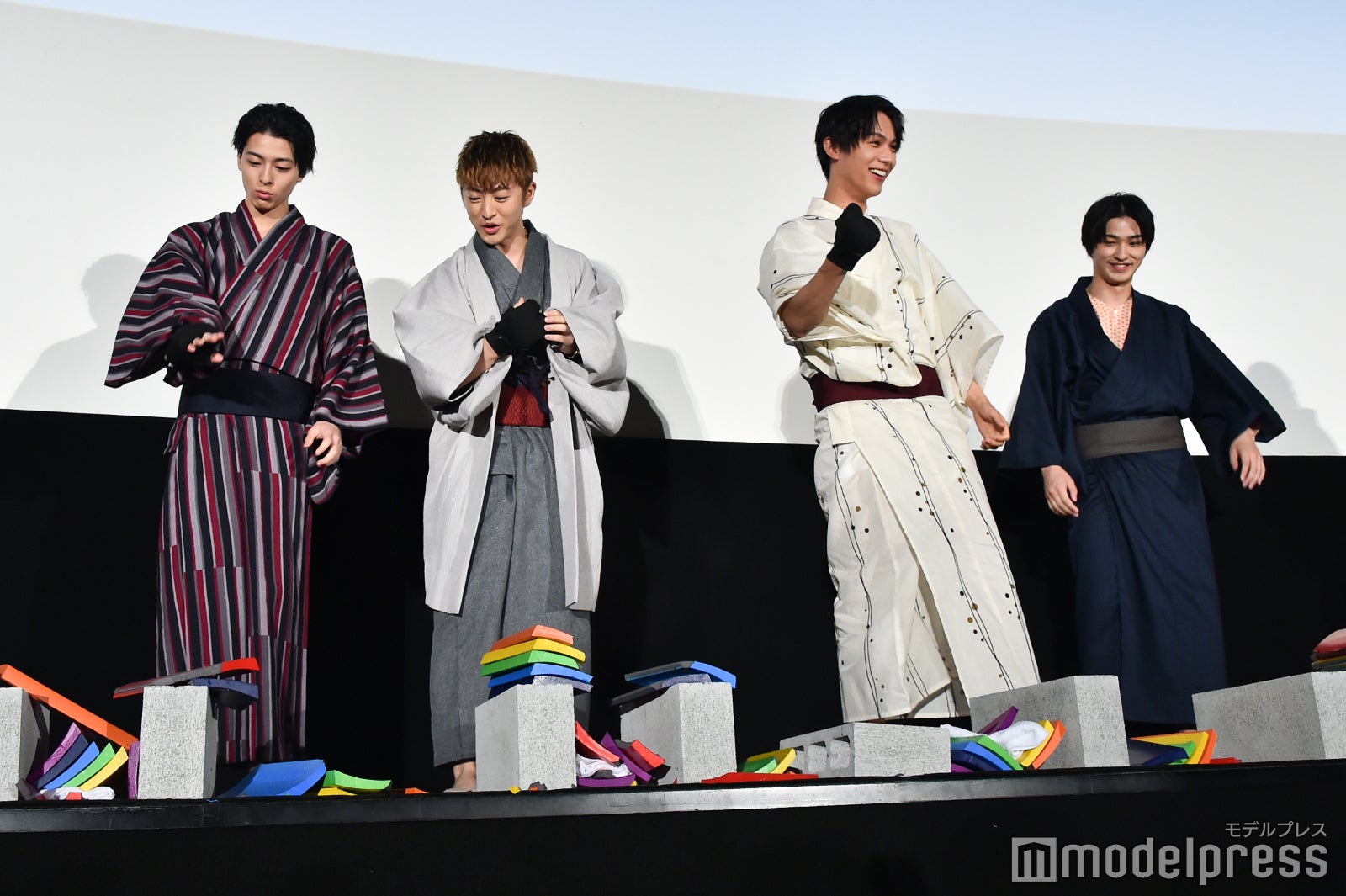 全員瓦割りに成功 （C）モデルプレス