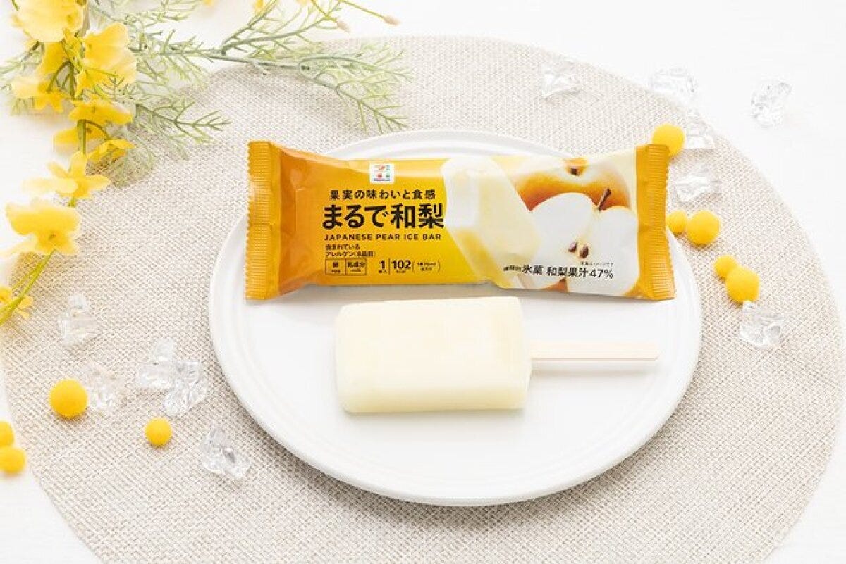 白い皿に置かれたセブンプレミアム「まるで和梨」アイスバーと商品パッケージ 白い皿に置かれたセブンプレミアム「まるで和梨」アイスバーと商品パッケージ