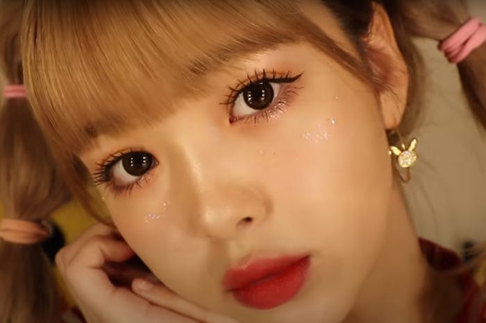 韓国アイドル風メイクをした藤田ニコル/藤田ニコルYouTubeより