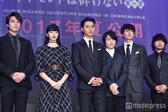 『ジョジョの奇妙な冒険 ダイヤモンドは砕けない 第一章』に出演する(左から)真剣佑、小松菜奈、山崎賢人、神木隆之介、岡田将生、山田孝之(C)モデルプレス