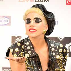 投げキッスを飛ばすレディー・ガガ(「MTV VIDEO MUSIC AID JAPAN」記者会見より)