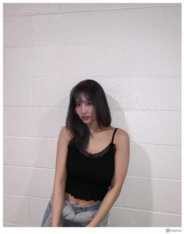 TWICEモモ、素肌輝く“へそ出しキャミ姿”に「スタイル抜群」「可愛すぎる」と反響