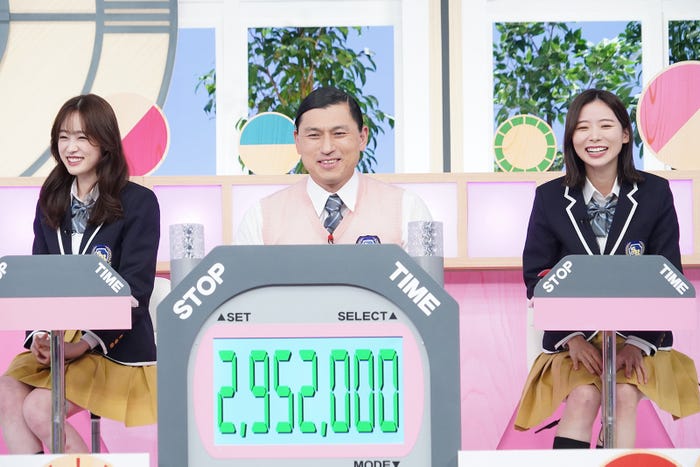 高橋ひかる(※「高」は正式には「はしごだか」)、春日俊彰、朝日奈央 (C)日本テレビ