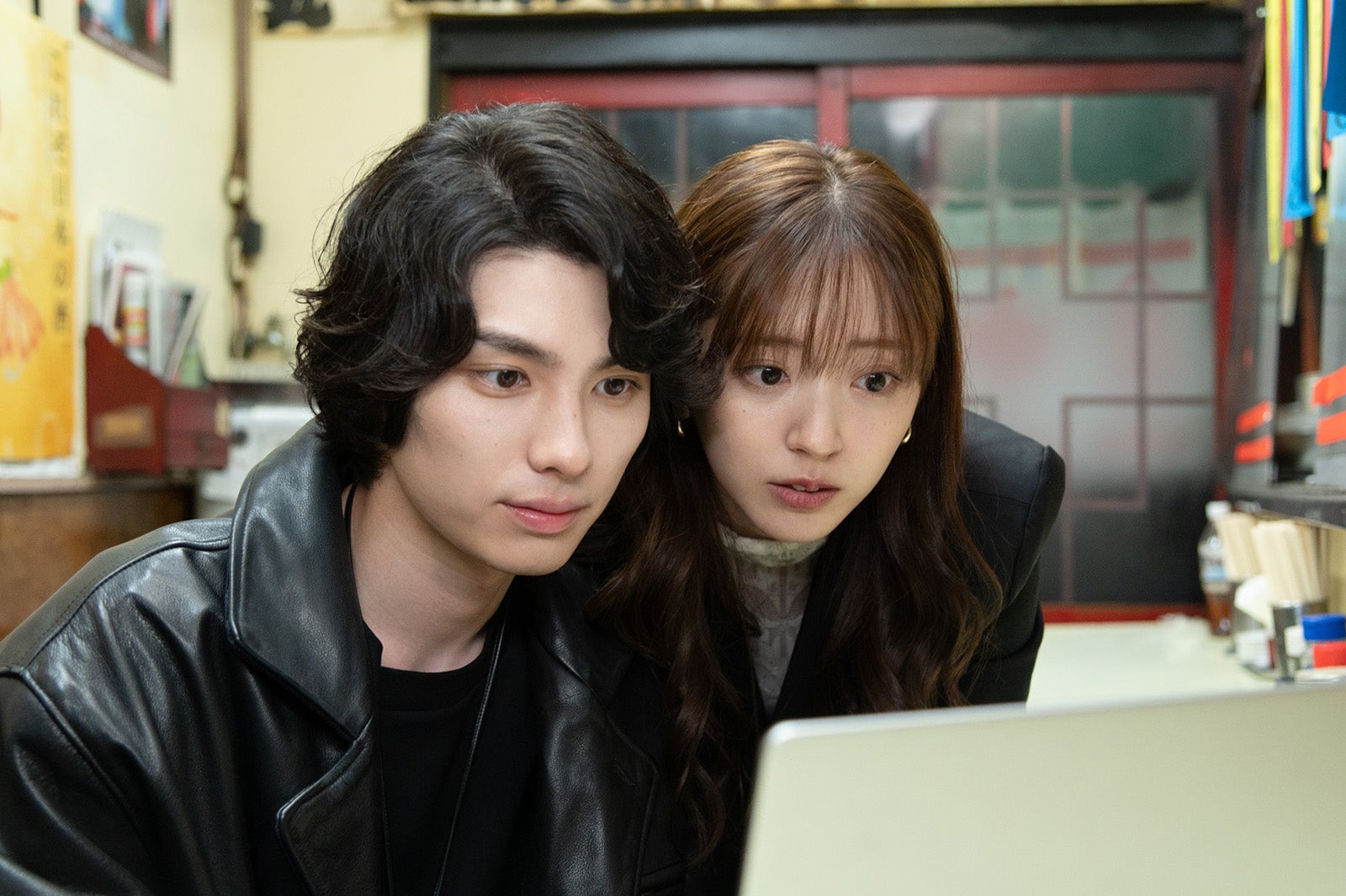 本田響矢、鈴木愛理／「ANIMALS-アニマルズ-」第3話より（C）AbemaTV, Inc.