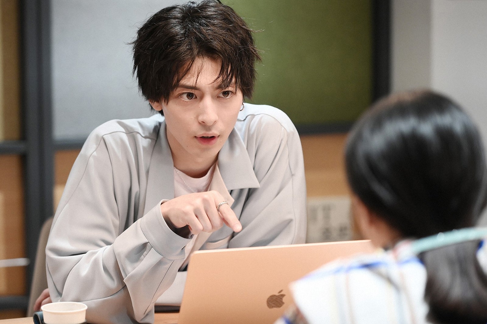 高杉真宙、清野菜名／「婚姻届に判を捺しただけですが」第3話より（C）TBS