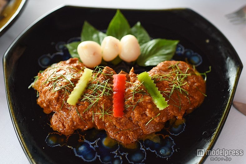 「米の揚げおこし ピーナッツソースがけ」325バーツ（約970円）