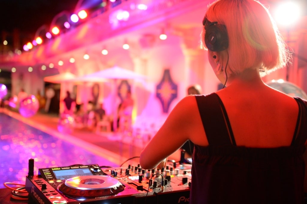 ナイトプールで活躍したDJが南国のハロウィーンを演出／画像提供：株式会社ニュー・オータニ