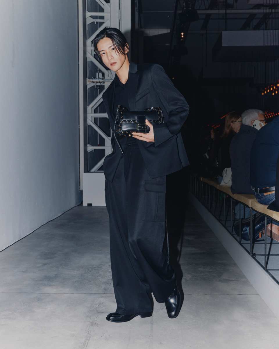 目黒蓮、漆黒セットアップで魅せるダークエレガンス フェンディのショーに出席