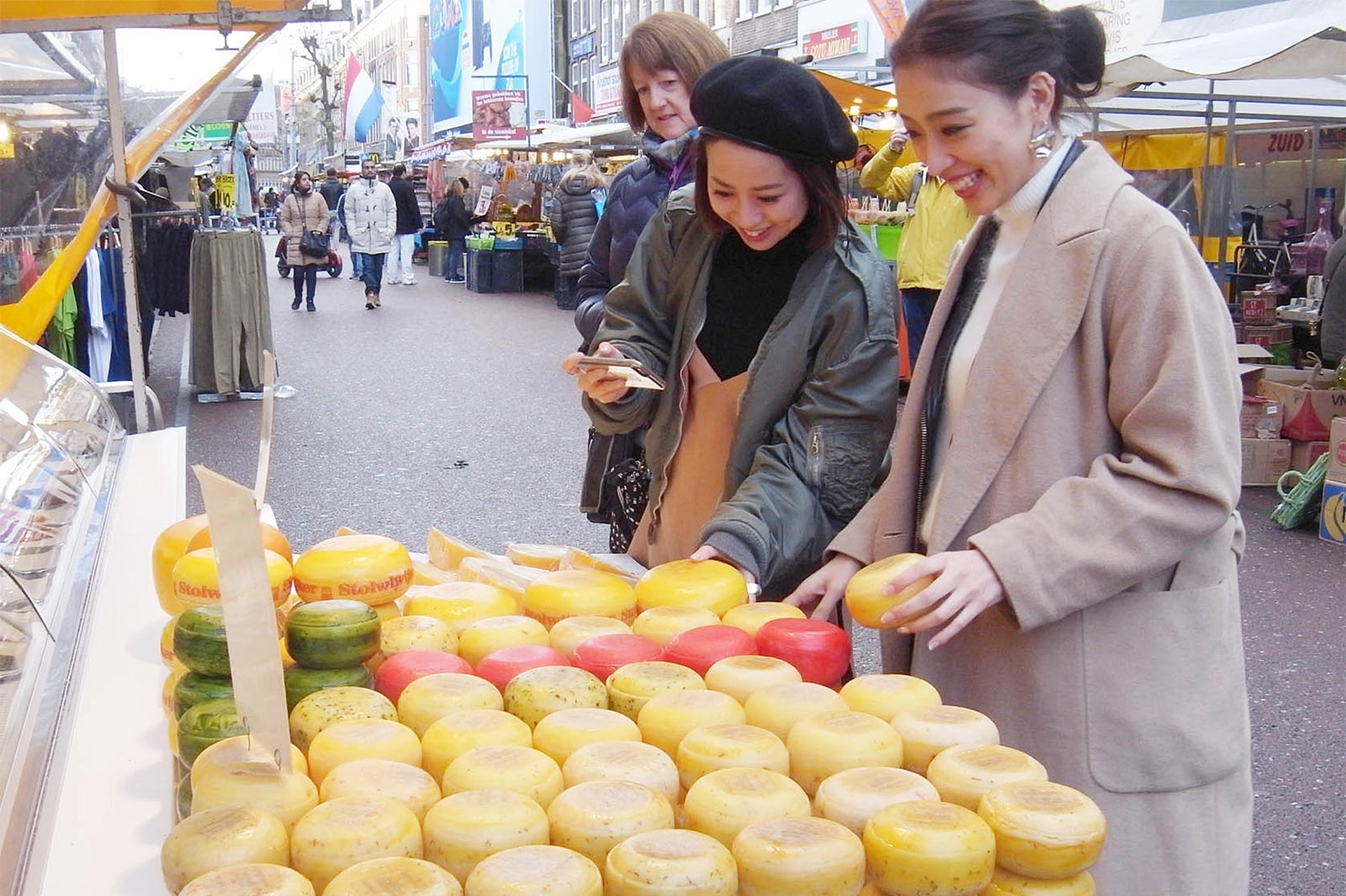 色も形もさまざまなチーズがいっぱい