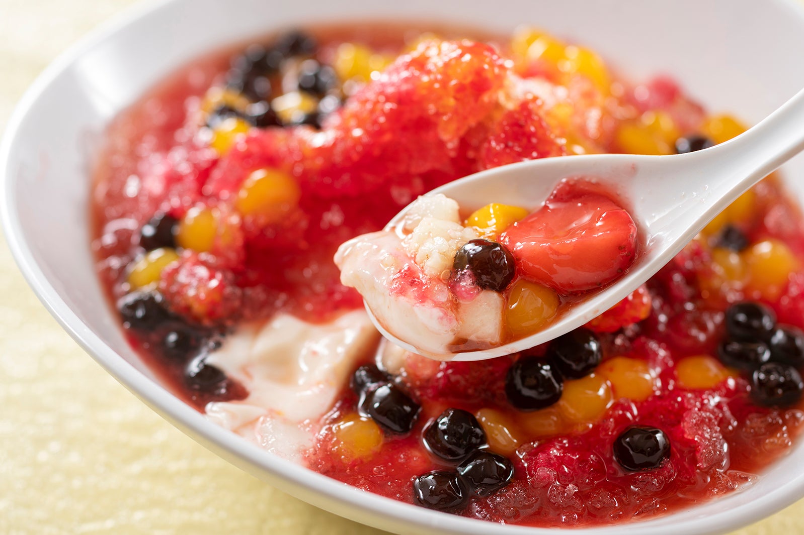 シェイブアイス（豆花（トウファ）、フルーツ、タピオカ）¥1,280（C）Disney