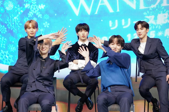 好きな楽曲のプレゼン中メンバーからもてなされる木全翔也『JO1 5THシングル「WANDERING」リリース記念生配信』(C)LAPONE ENTERTAINMENT