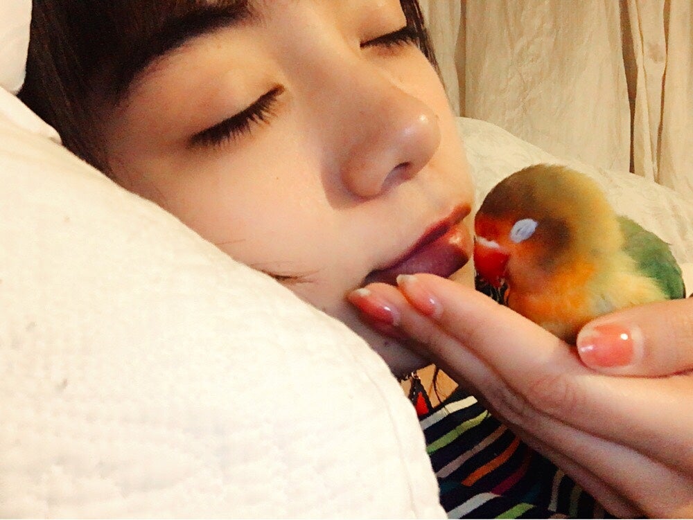 池田エライザと愛鳥“ぴじょん”（画像提供：所属事務所）