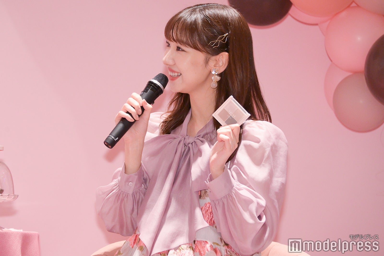 新作の説明をする柏木由紀（C）モデルプレス