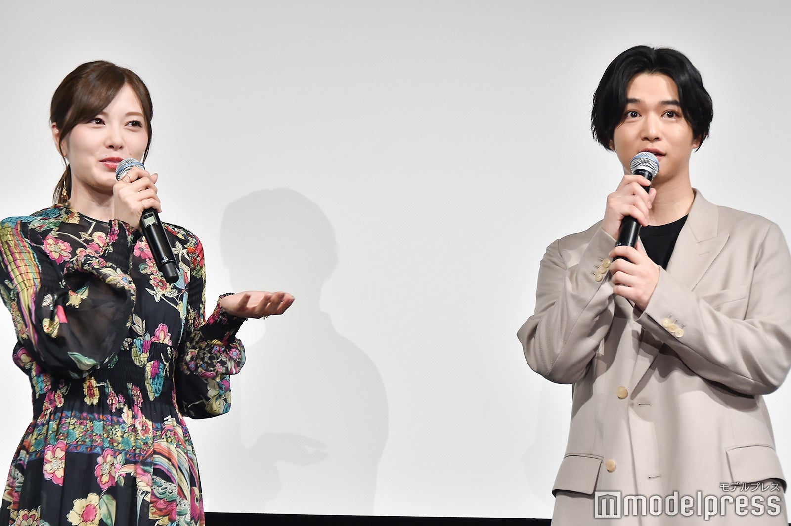 お互いの呼び名を決める白石麻衣、千葉雄大 （C）モデルプレス