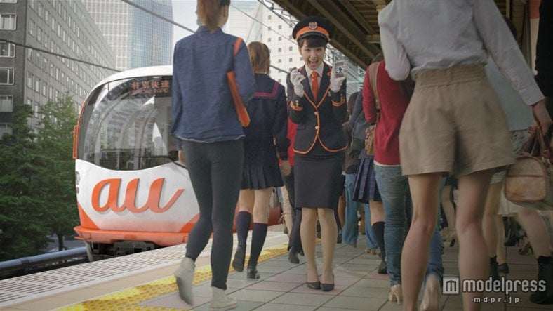 新CM「au女子割『のりかえ案内』篇」より