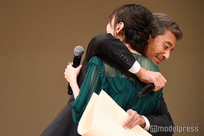 ハグする舘ひろし&新垣結衣 (C)モデルプレス