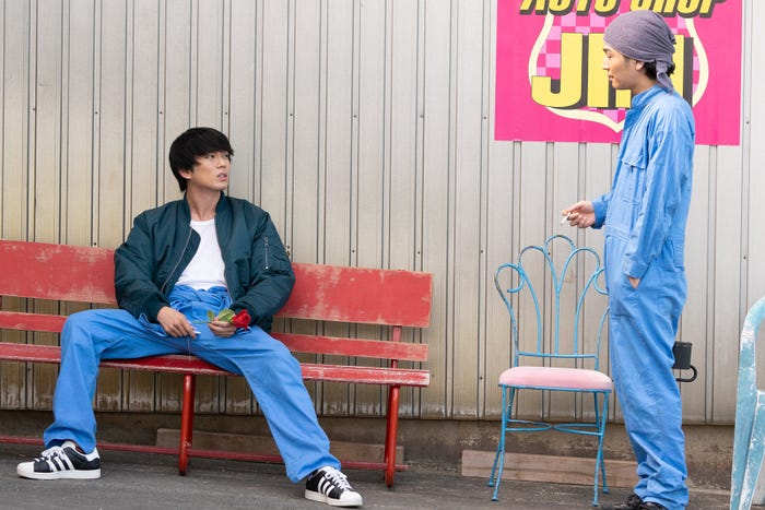 新田真剣佑、岩田剛典 (C)行成薫/集英社(C)映画「名も無き世界のエンドロール」製作委員会