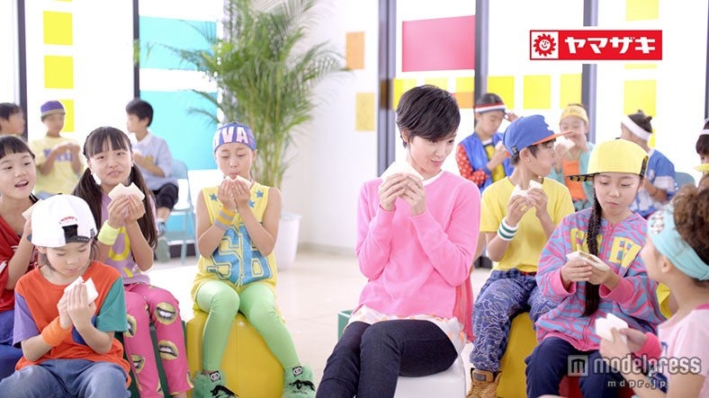 剛力彩芽出演ランチパック新CM「自由型ランチ ダンス教室篇」より