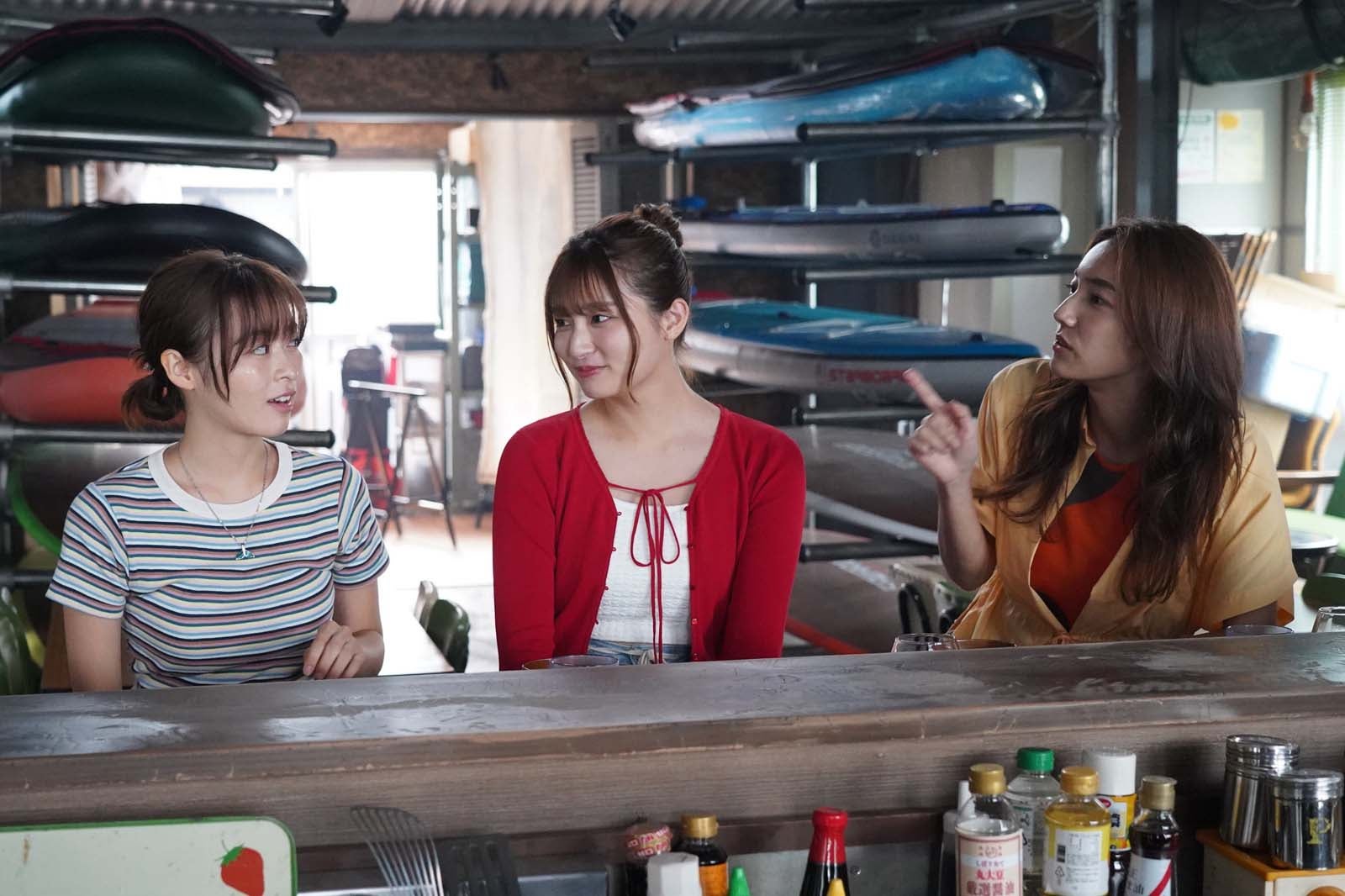 森七菜、吉川愛、仁村紗和「真夏のシンデレラ」最終話より（C）フジテレビ