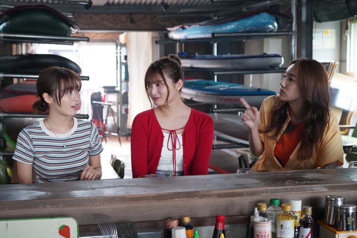 森七菜、吉川愛、仁村紗和「真夏のシンデレラ」最終話より(C)フジテレビ