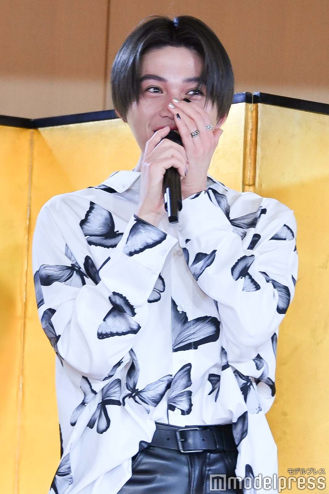 自ら“差し入れコール”再現を名乗り出たものの照れてしまう八木勇征（C）モデルプレス