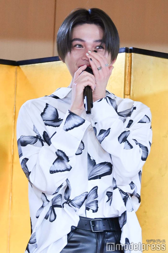 自ら“差し入れコール”再現を名乗り出たものの照れてしまう八木勇征(C)モデルプレス