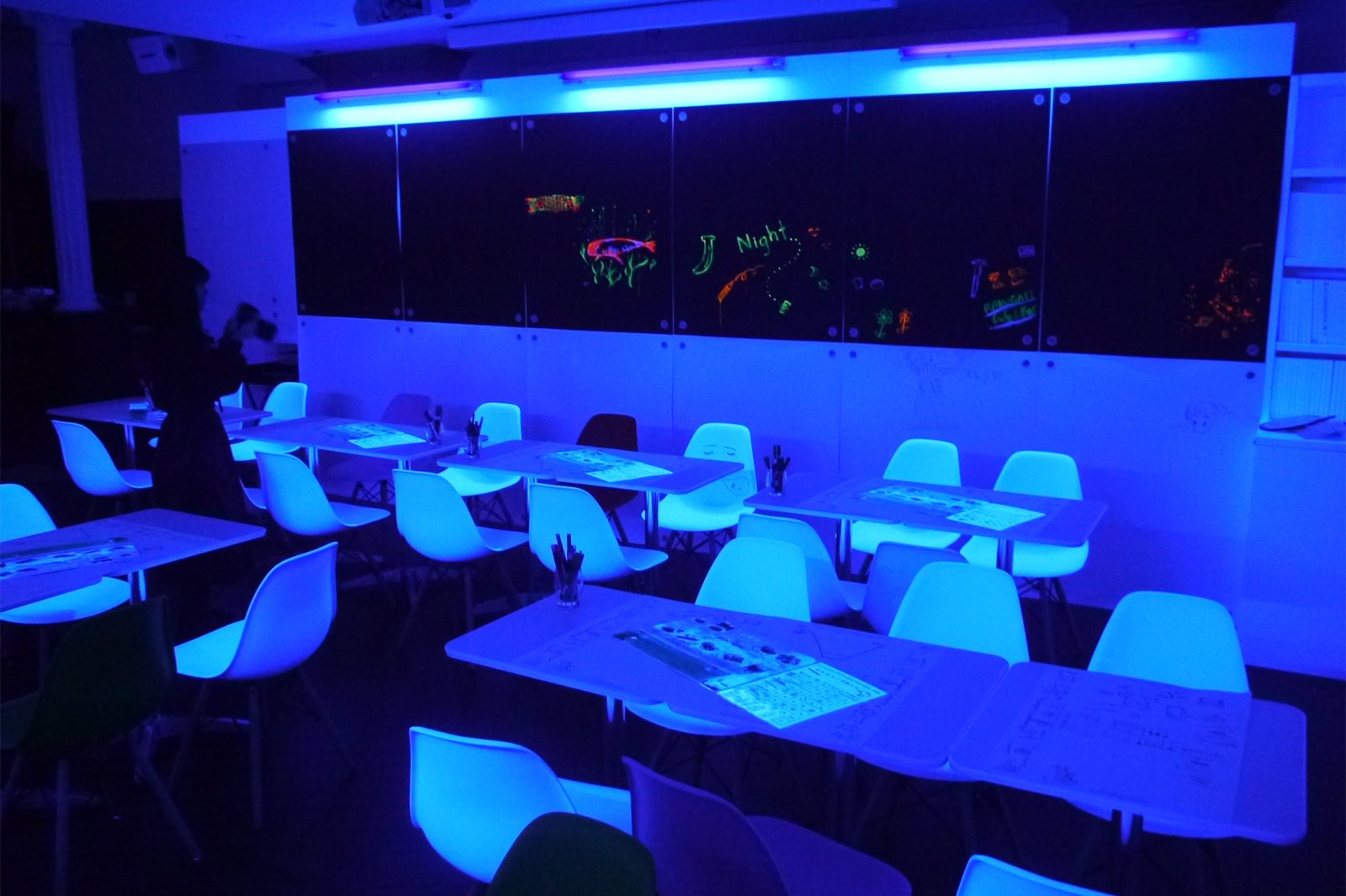 夜の内装／画像提供：GINZA RAKUGAKI Cafe＆Bar by Pentel