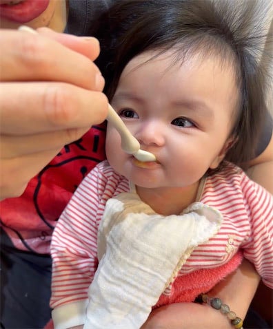 川崎希、次女・グーちゃんが離乳食中に“まさかの一言”!?「ついに喋った？」