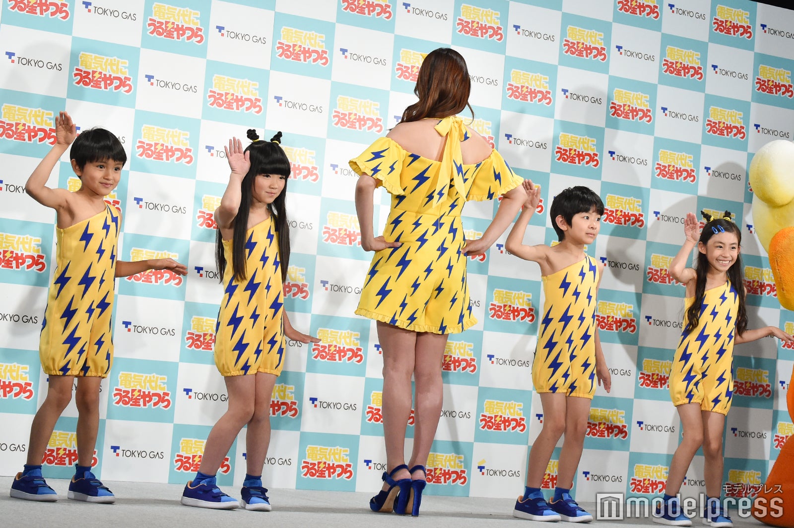 子どもたちとダンスを披露する深田恭子（C）モデルプレス